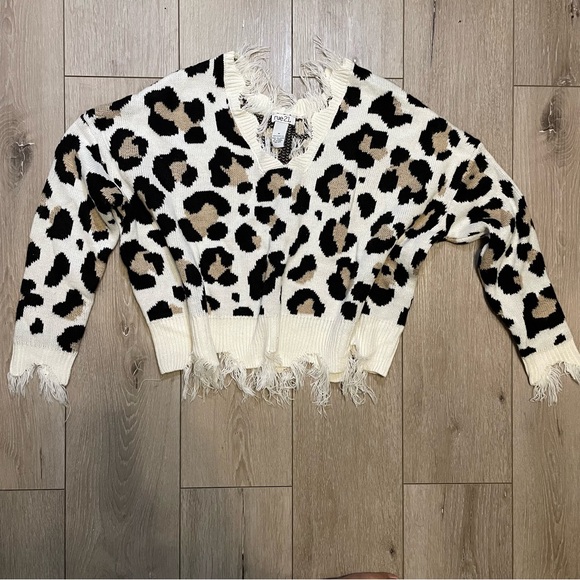 Rue‎ 21 Leopard Print Distressed V-Neck Cropped Sweater Women’s Size Medium - Picture 3 of 7